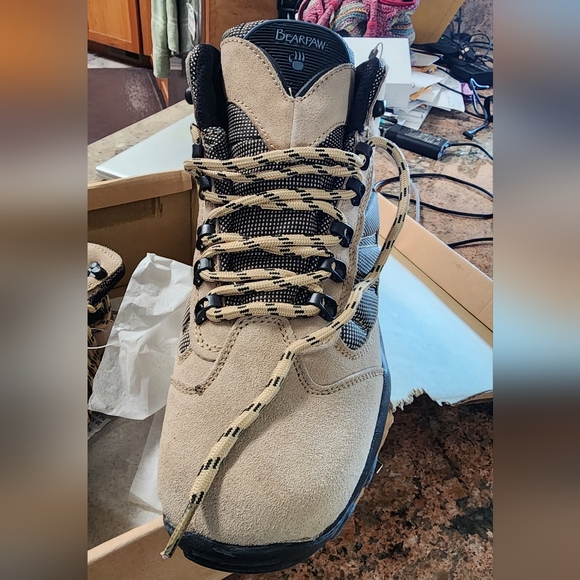 Bearpaw Women's Tan Hiking Boots NIB - Picture 6 of 10